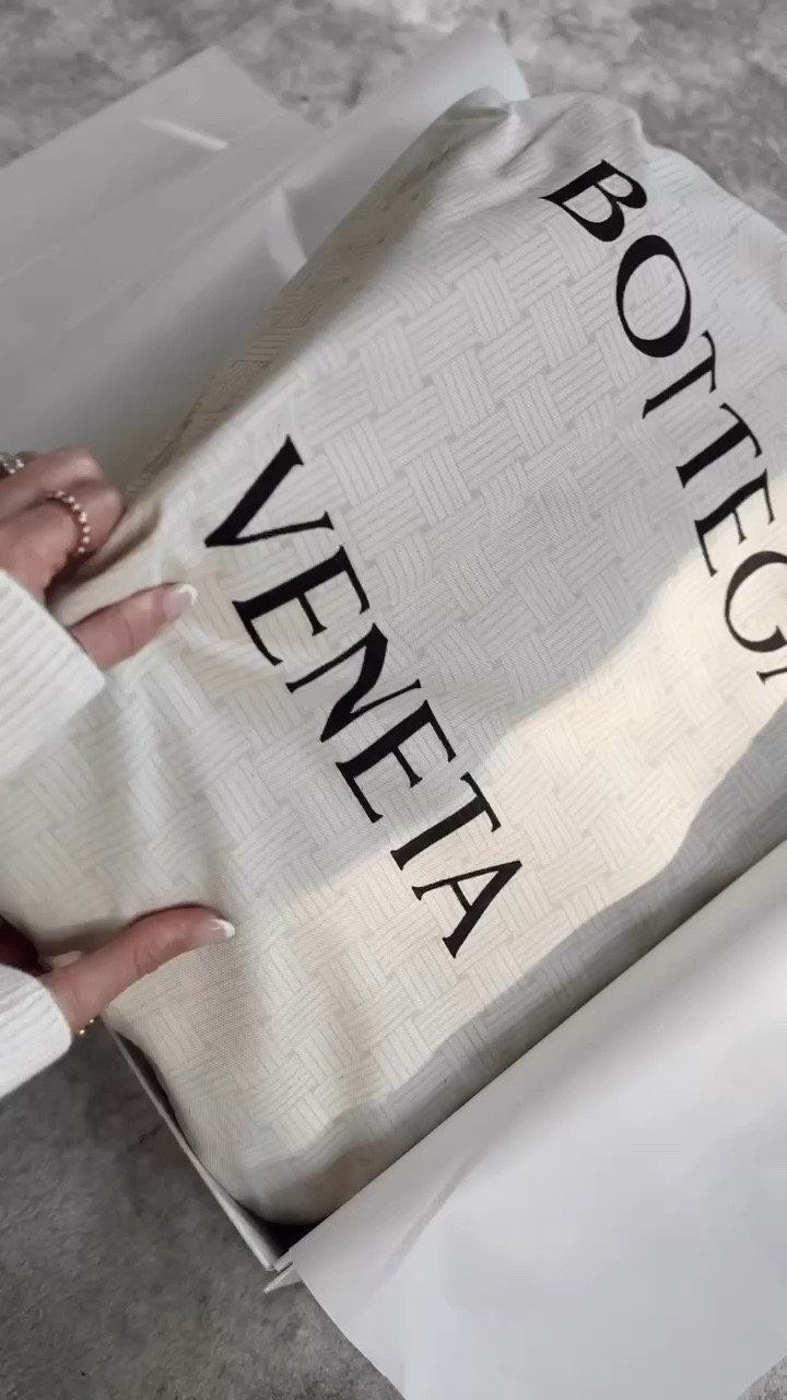 This caught my eye the minute I saw it and knew that l had to get it for fall🍂🤎 This deep chocolatey color is a dream! I love the size (this is the: small) and the color is even more stunning in person!✨
I'll also be including a roundup of other suede handbags I have my eye on...at all price points!

#LTKSeasonal #LTKStyleTip #LTKItBag