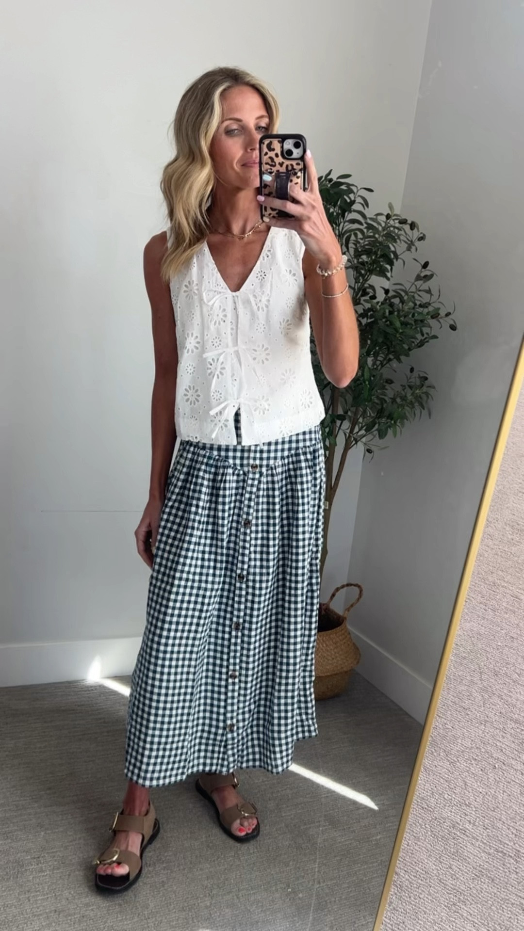 Can you go wrong with a little eyelet and gingham for Summer? I think not! #kohlspartner I adore the linen blend material from our favorite line! It comes in 3 colors!

#kohls @kohls 