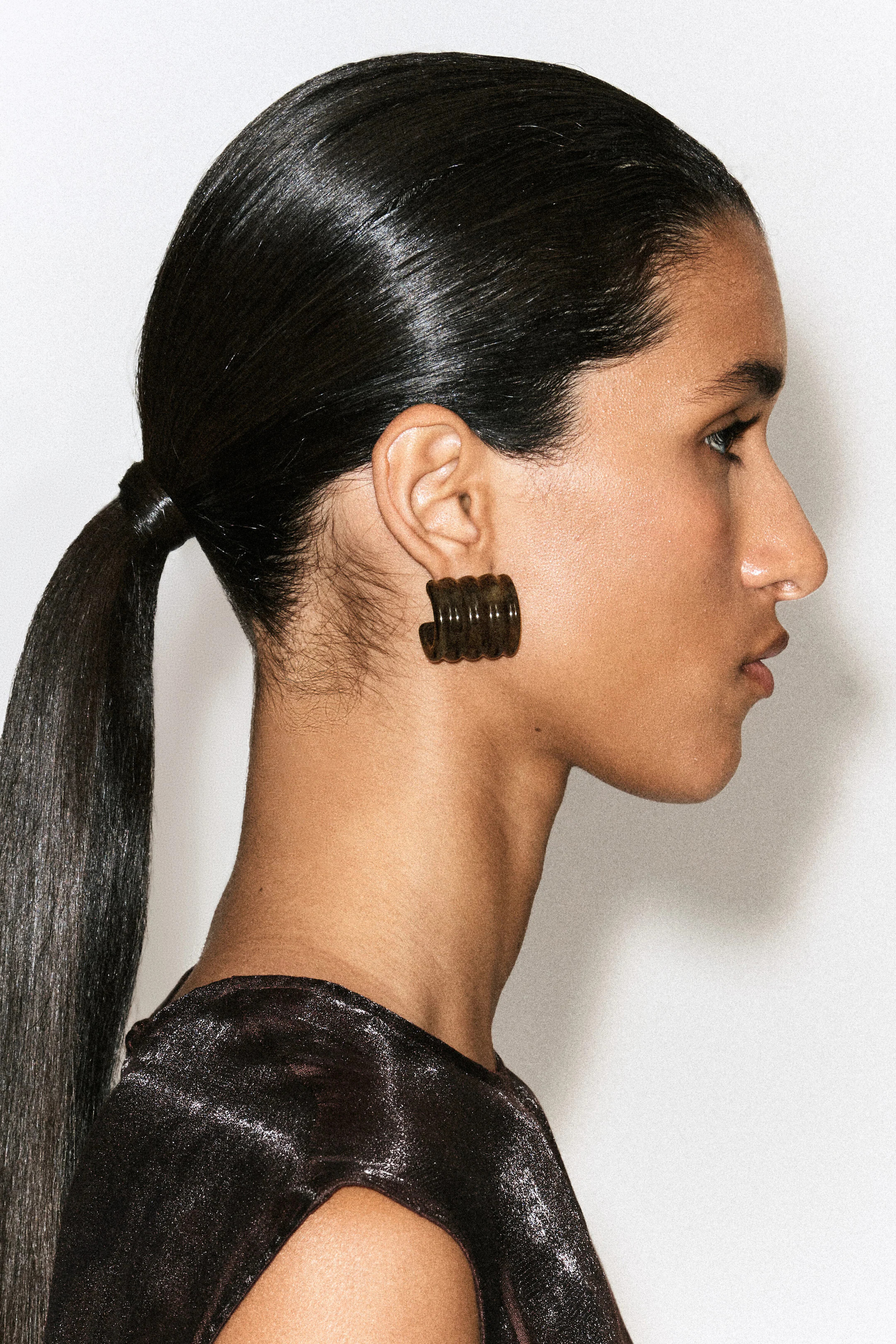 RIPPLED HOOP EARRINGS - BROWN / MARBLED | COS US | COS (US)