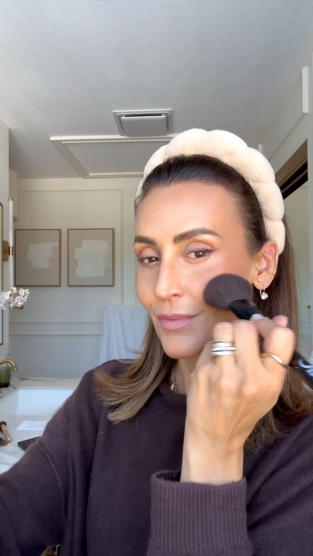 Today’s makeup look ✨💋 comment MAKEUP 

Kosas sunscreen 
Tom Ford foundation 11 Natural 
Hourglass concealer in Sienna 6.5
Benefit Brow Wax 3.75 
Westman Atelier bronzing drops #2 
Saie beauty blush 
Victoria Beckham contour stylus Travertine 
Victoria Beckham brown eyeliner 
Armani beauty liquid eyeshadow in 36 Wood 
Dior eyeliner brown 
YSL Lash Clash in brown 
Charlotte Tilbury pillow talk dark
Mac Lipstick in honey love 
Charlotte tilbury setting spray 
Tom ford Gloss Inhibition 

#LTKgrwm #LTKSeasonal #LTKOver40