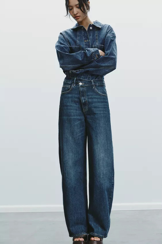 MID-WAIST - BAGGY - FULL LENGTHMid-waist jeans with belt loops and five pockets. Asymmetric front... | Zara UK