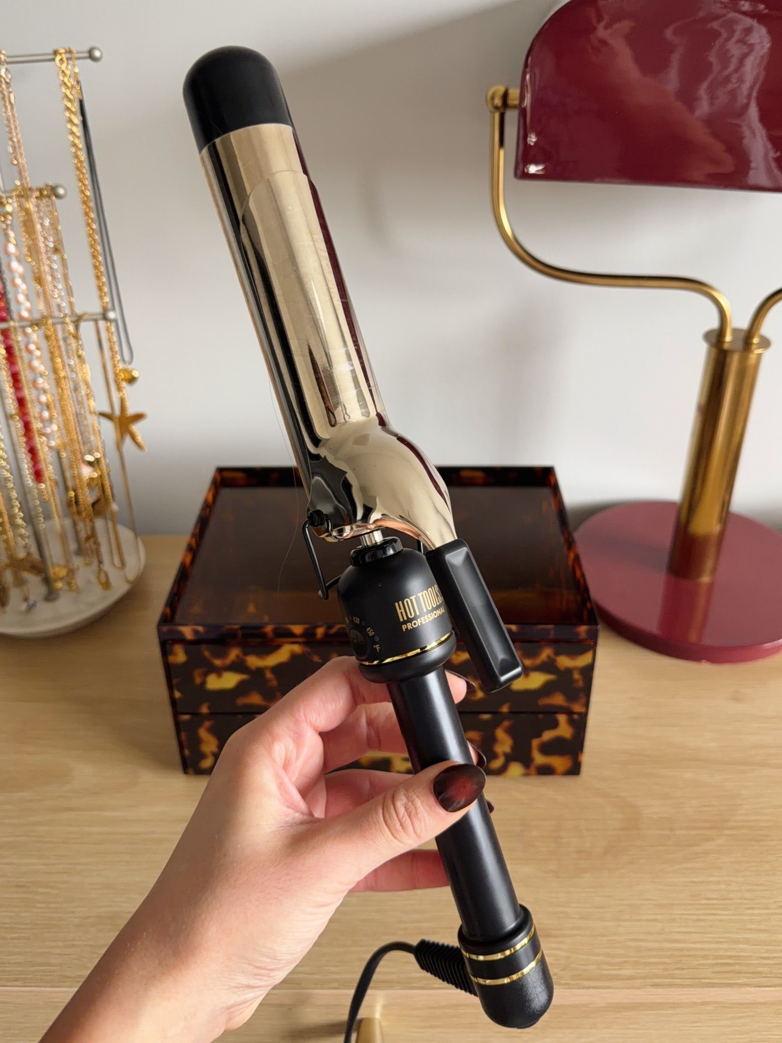 the BEST gift for this holiday season is this Hot Tools Curling Iron ❤️ #HotToolsPartner #TheGoldStandard #HotTools #TheGoldenTouch #IconicCurls #Ad 