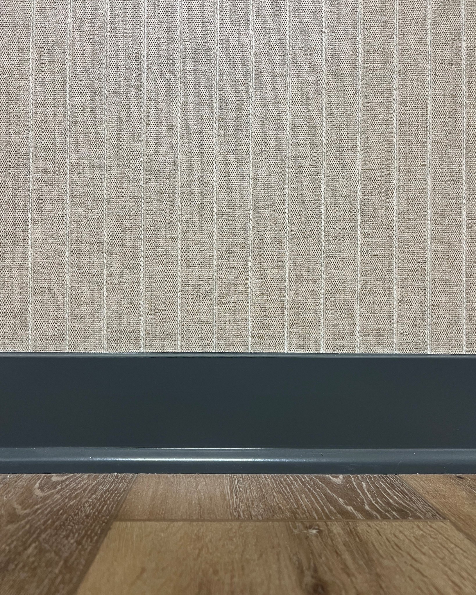 Loving this paint and wallpaper combo that just got installed in a project! 

Paint: Downpipe 
Wallpaper: Light Brown/Sienna

#JamesMay #wallpaper #interiordesign #farrowandball #yorkwallpaper

#LTKHome