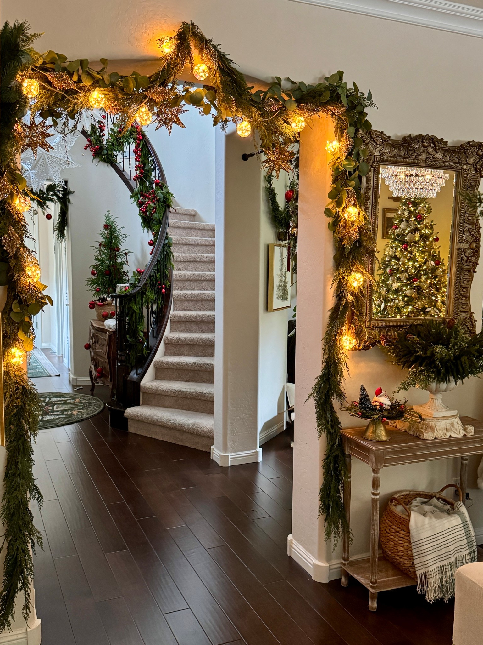 Garlands, garlands and more garlands! 

#christmasdecor #holidaydecor #christmashomedecor