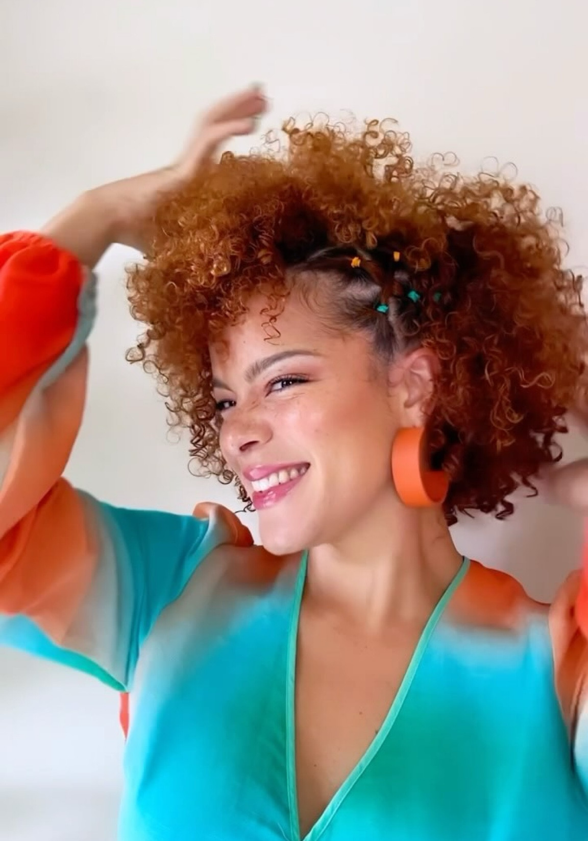 Criss-cross curly hairstyle with colorful rubber bands 🧡 

#LTKFindsUnder100 #LTKSummerSales #LTKBeauty