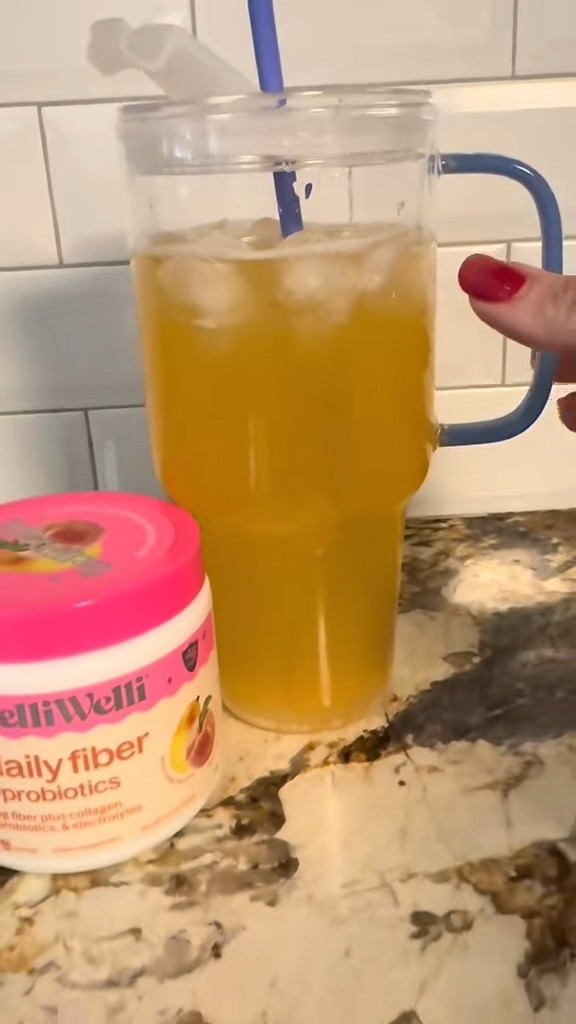 This isn't just any drink-it's packed with collagen, electrolytes, fiber, and probiotics to keep you feeling good from the inside out. #belliwelli #belliwellidailyfiberandprobiotics
#belliwellipowder

#LTKOver40