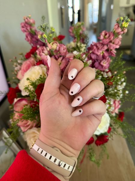 Valentine’s Day press on nails

Heart nails, nail art, target find

#LTKbeauty #LTKSeasonal #LTKstyletip