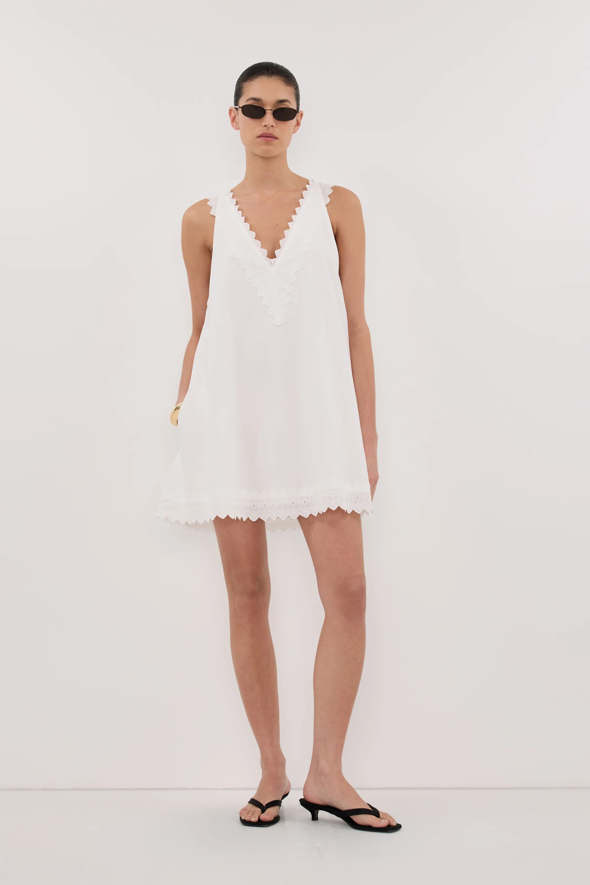 ANNABEL WHITE SLEEVELESS V NECK MINI DRESS | DISSH