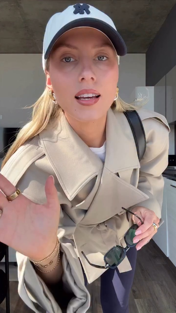 Heading out for a coffee and lake walk hbu 

Trench @meshki 
Leggings @437 
Shoes @dsw @nike 
Socks @alo 
Bag @oakandfort 
Sunglasses @onequince 
Hat @47 

#ootd #chicagoweather #chicagoinfluencer #athleisureoutfits