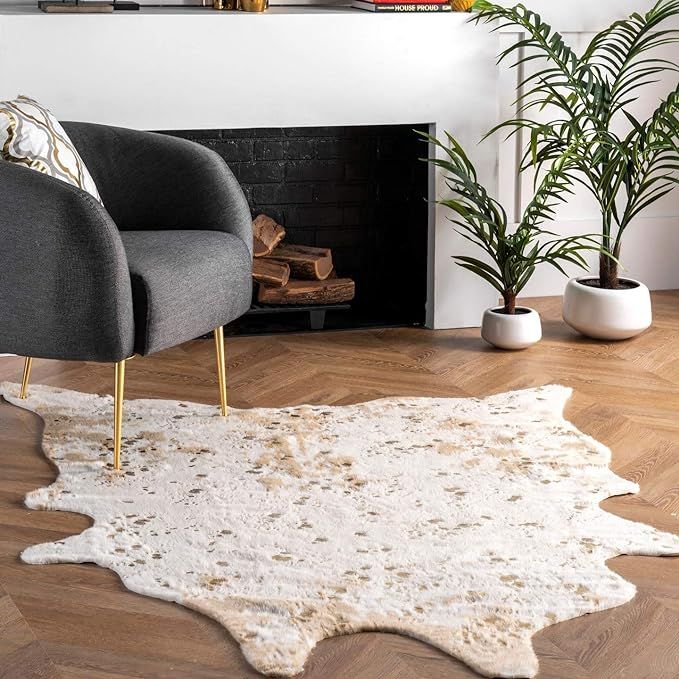 nuLOOM Iraida Faux Cowhide Shaped Rug, 5' x 6' 7", Off-white | Amazon (US)