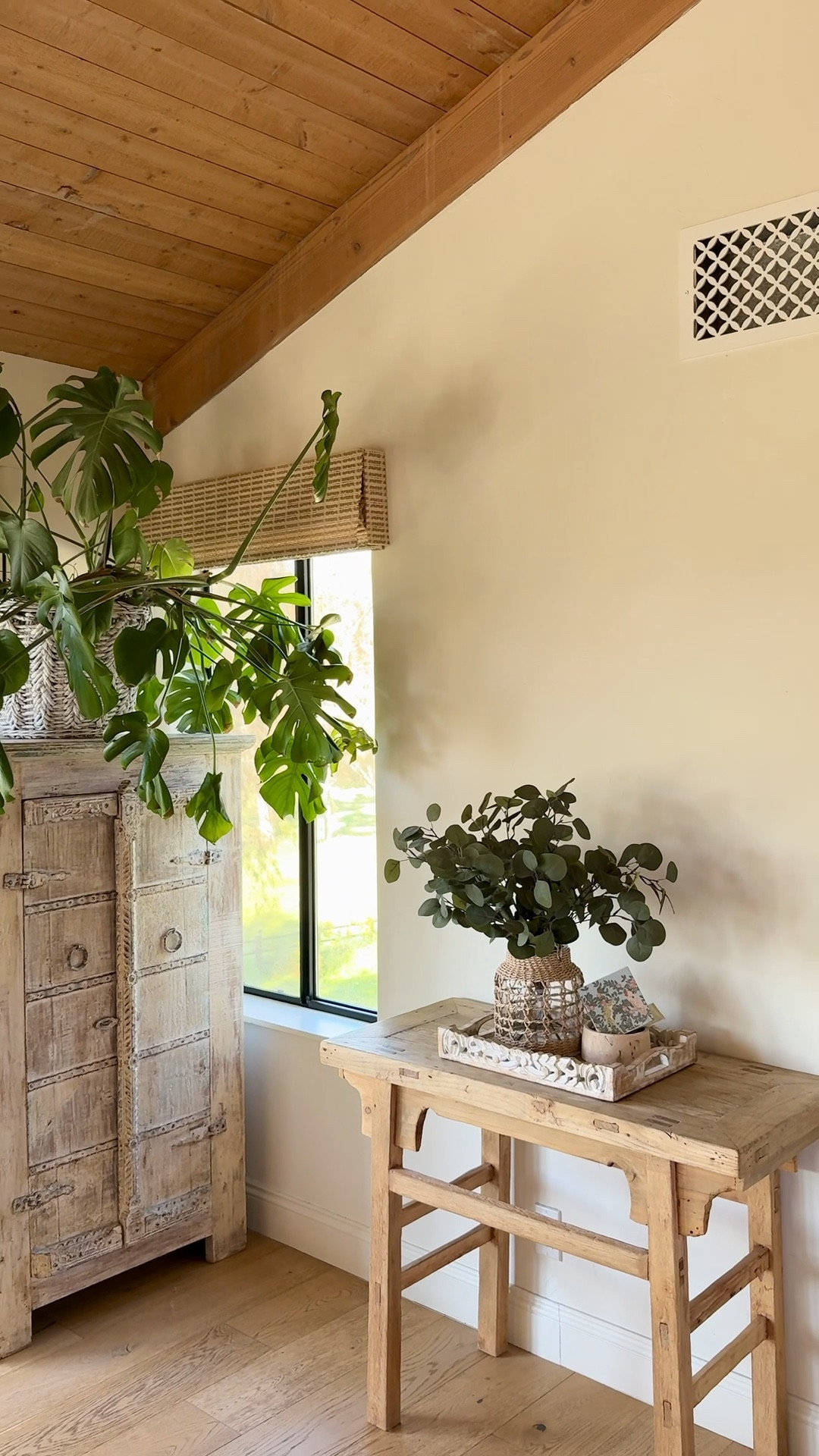 Decorate with plants.🌿

Plants add so much to your home decor vibe. These plants look so pretty and add a touch of warmth on top of this vintage wood cabinet and console. 

#artificalplants #fakeplants #eucalyptus #marneystidbits #sidetable

#LTKSaleAlert #LTKSpringSale #LTKHome