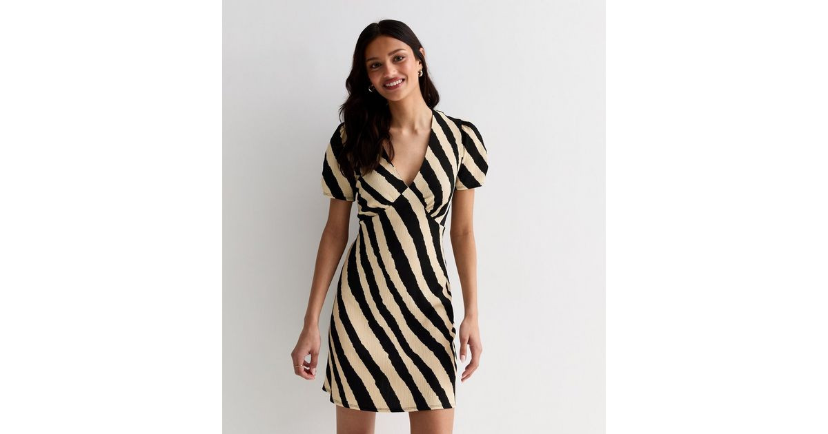 Black Diagonal Stripe Crinkle Short Sleeve Mini Dress | New Look | New Look (UK)