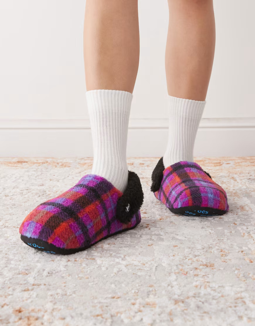 Crocs Cozzzy fleece slippers in purple plaid print | ASOS (Global)
