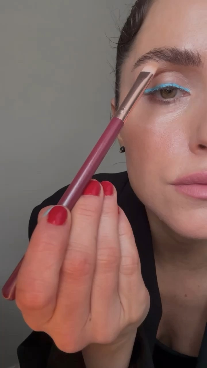 Niebieska kreska hitem ten wiosny 🌸

makijaż oka

#LTKeurope #LTKbeauty #LTKSeasonal