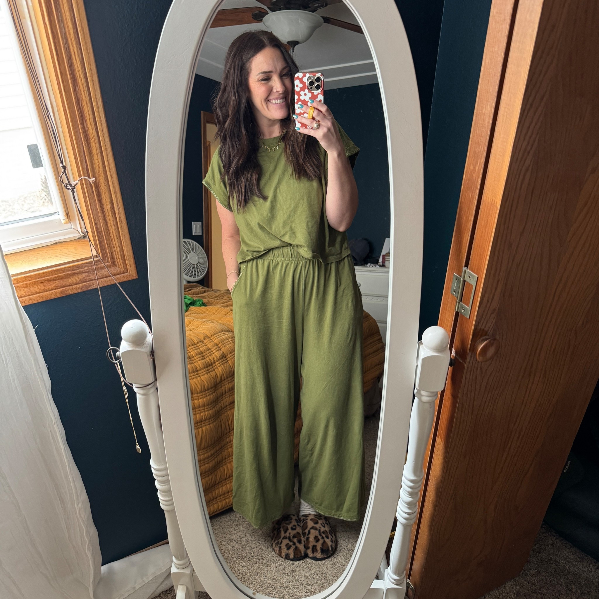 THE MOST comfy yet slightly elevated set! Available in green, ivory & black! Stick to your true size or go down, pants are oversized fit! 

#hocautumn