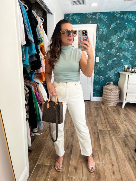 Casual Summer OOTD - love this top from Amazon and these cream jeans from Abercrombie 