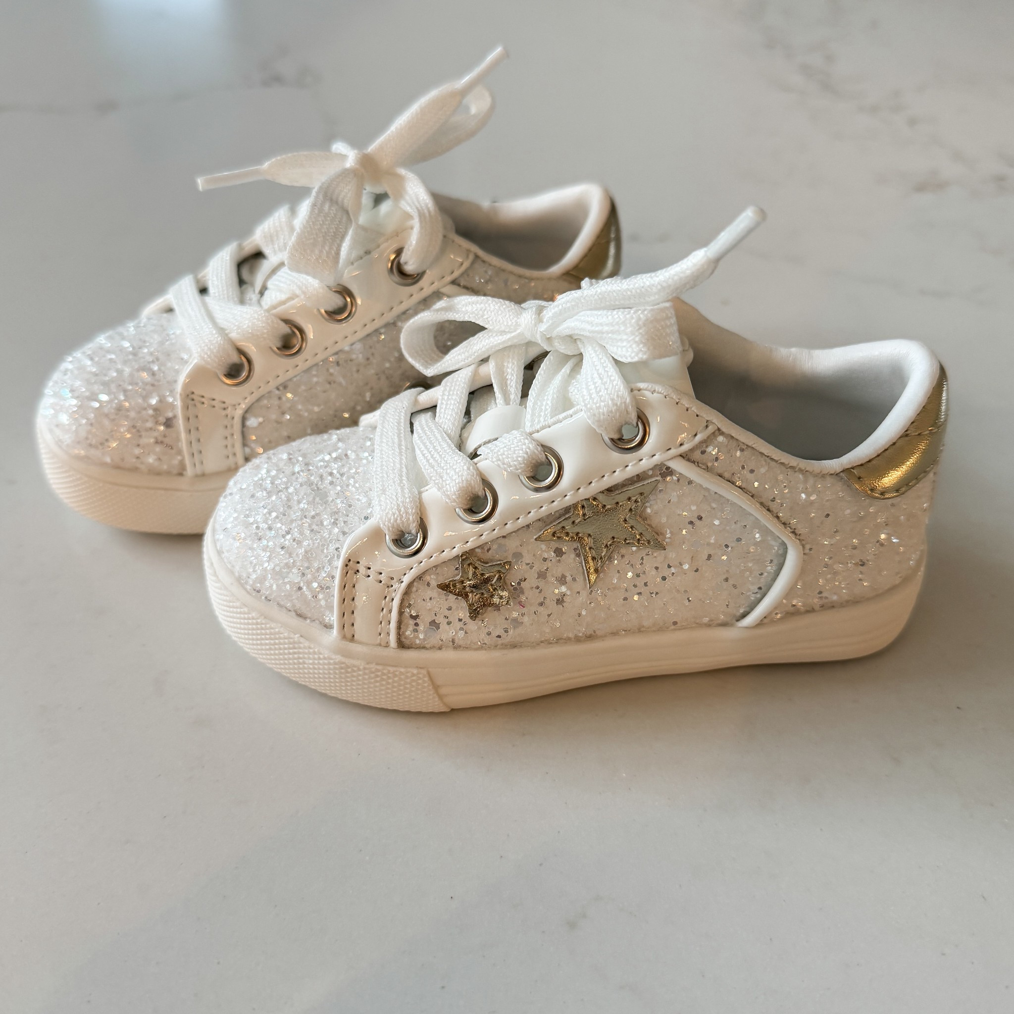 Toddler girl sneakers under $25!

Girls shoes, toddler shoes, Amazon shoes, white sparkly shoes, sparkly sneakers, white sneakers, toddler sneakers 

#LTKFindsUnder50 #LTKShoeCrush #LTKKids