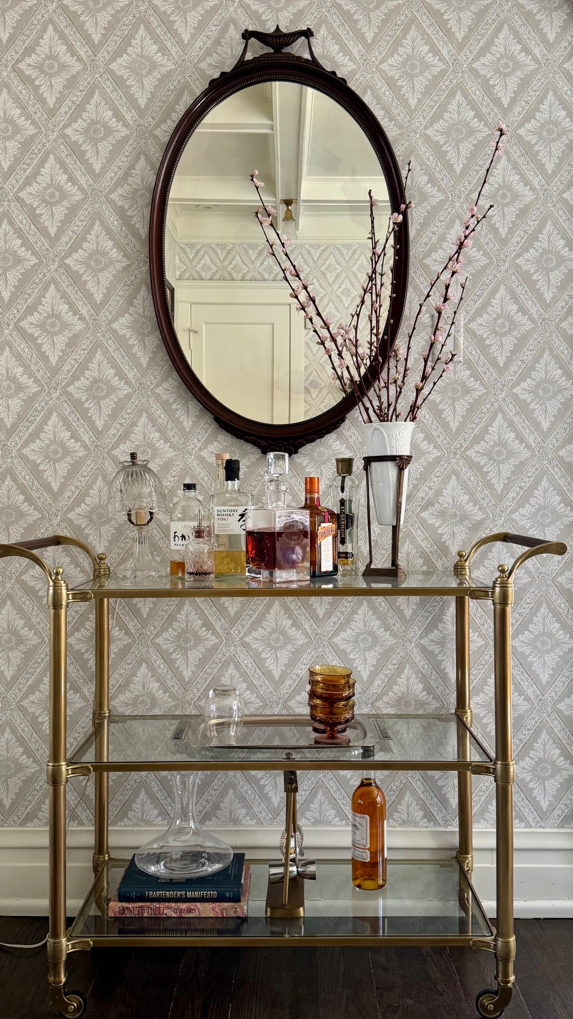 The sweetest little bar area - ready for Friday happy hour! 🥂✨