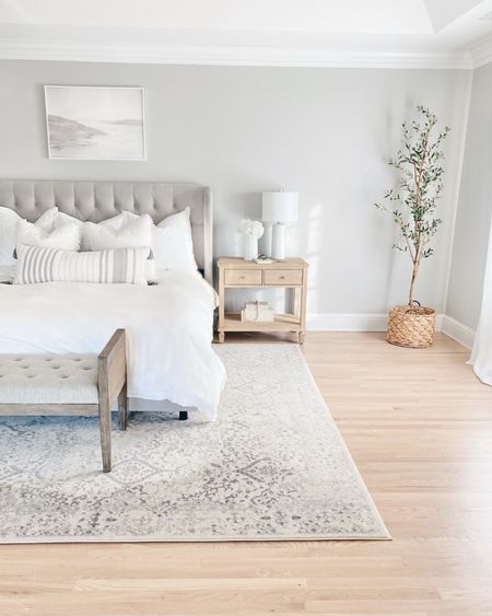 Neutral bedroom
White bedding 