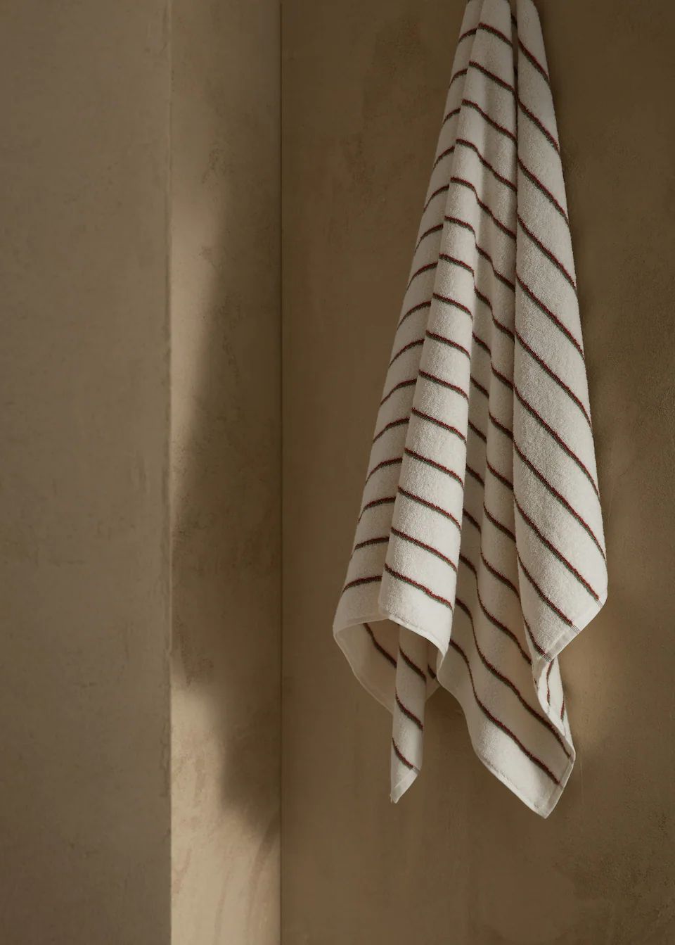 Striped 100% cotton bath towel 3543x5906 in | MANGO (US)