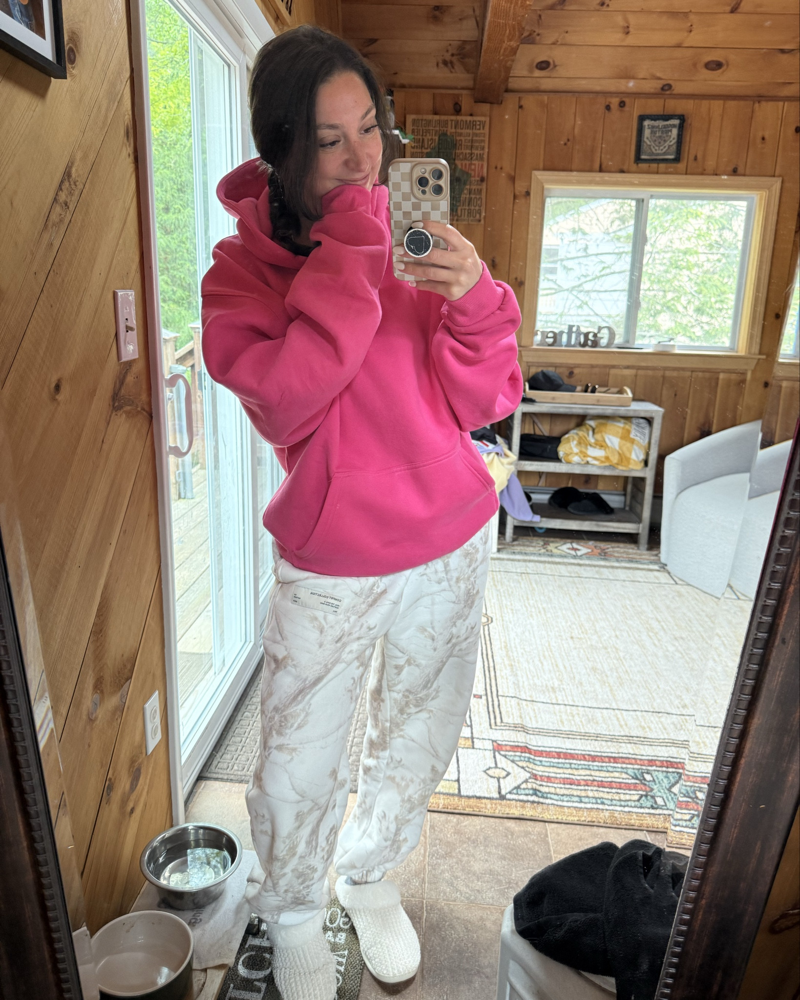 Been living in my hot pink minimalist from comfrt. Wearing a size medium. And with my camo white oak comfrt sweatpants. Also a M. SO COMFY!!!