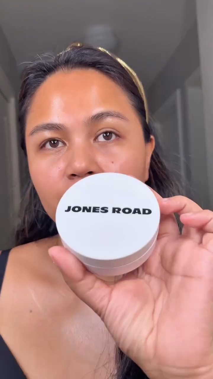 My daily glam with @jonesroadbeauty 🌺

Miracle Balm - https://go.shopmy.us/p-22924918

Face Oil - https://go.shopmy.us/p-25336967

Lippie Stick - https://go.shopmy.us/p-25337115