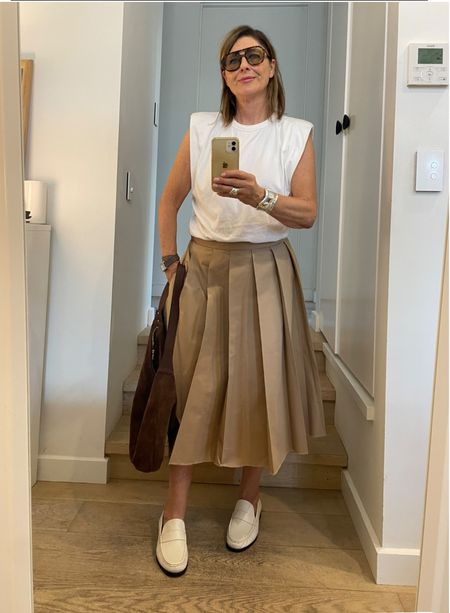 It’s a skirt that will take you from summer to winter . Add white loafers and a brown bag : done. Now shop the look: Steal my style !