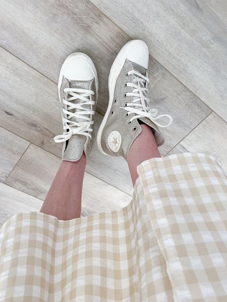 Plaid + chucks 🤎✨🧸