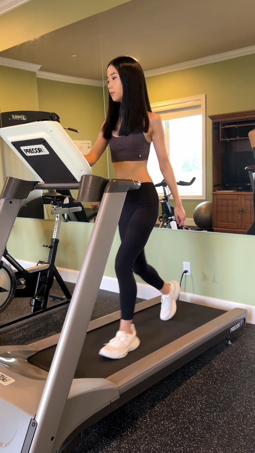 My current go-to workout set & shoes from @on 🏃‍♀️👟   

@nordstrom #Ad #NordstromPartner #Paidlink #On #DreamOn #workout #active #athleisure #gym


#LTKShoeCrush #LTKTravel #LTKActive