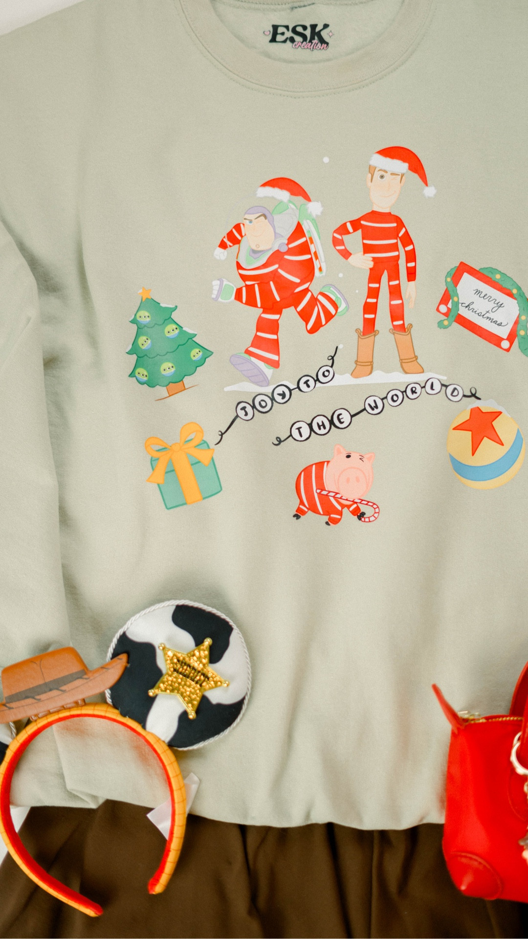 Toyland Sweatshirt🎄🤠 Cutie Disney outfit for the holidays.
#disneyootd #disneyoutfit #disneyshirt