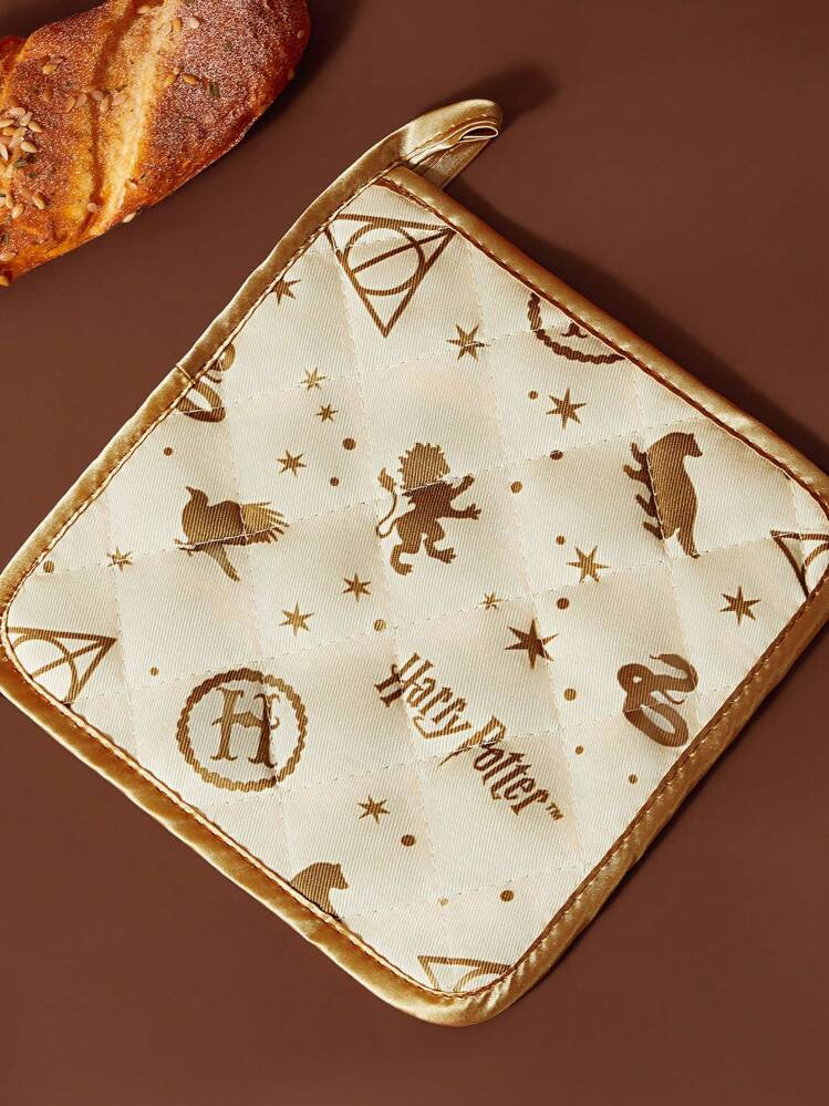 HARRY POTTER X SHEIN 1 Pc Pattern Allover Print Soft And Practical Heat Insulation Mat, Gifts, Non Slip Kitchen Tools With Cozy Fall& Winter Styles, Home And Kitchen Must-Haves, Essential Kitchen Items For Hygiene,Back To School | SHEIN