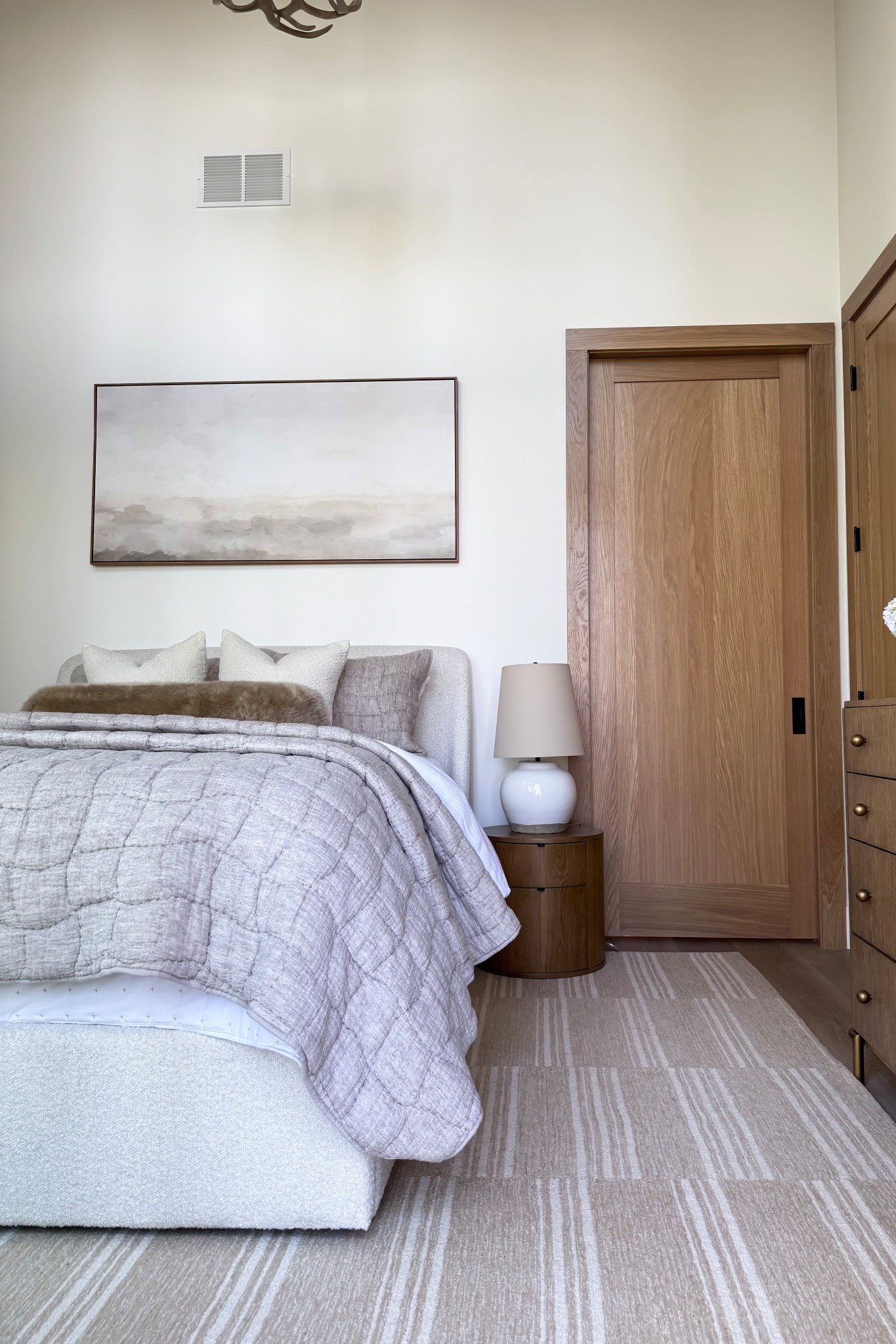 Cozy bedroom views at the cabin! This is one of my favorite neutral rugs, on sale for the end of year clearance!

Home, home finds, home decor, home accents, modern home, neutral home, organic home, area rug, neutral rug, bedding, bedroom inspo, table lamp, nightstand 

#LTKSaleAlert #LTKSeasonal #LTKHome