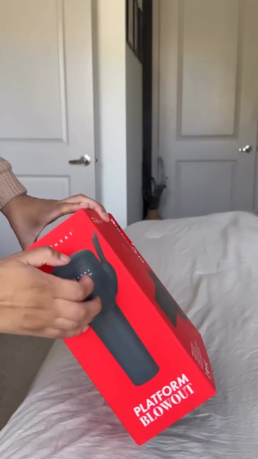 SAVE YOUR ARMS ON WASH DAY! - Save this 📌

How long did it take me to blow dry my hair? 

Just got my hands on the FHI Heat Handle-less Blow Dryer and y’all... this is IT! 

The Deets: 

✨12-foot cord so you can move around without fighting the wall socket 

✨Ultra-lightweight so wash day doesn’t feel like you’re doing upper body at the gym 

✨Adjustable heat settings for perfect control 

✨Advanced ion technology with Hydraheat that protects against heat damage while sealing in moisture 

✨Tourmaline ceramic for even heat distribution 

Before adding any heat, I prepped with: 

➖Detangling Spray 
➖The Unbrush for gentle detangling 
➖Uncle Funky’s Daughter Maximum Thermal Protection Primer 
➖FENTY Hair 5-in-1 Protective Treatment 
➖Uncle Funky’s Daughter 3-in-1 Shine Booster 

My hair came out smooth and STRAIGHT, & my arms didn’t feel like I just did a whole workout! ➰

Who else be struggling with these heavy blow dryers? 😩

Not anymore sistersssss, I be tryna put yall on!

If you don’t know me, Hi.👋🏽 

I’m Kan and I’m a Lifestyle/Beauty Influencer and a Nurse Practitioner. 🤏🏽

I share beauty + lifestyle + nursing insights. Follow me for more @noteasilybrokan_ 😅
.
.
.
.
.
.
.
.
🔑: natural hair blowout techniques, natural hair blowout tips and tricks, DIY Natural hair blowout tutorial, blowout techniques for natural hair texture

#️⃣: #noteasilybroKAN #BlowDryNaturalHair #FHIHeat #beautyreview #naturalhair #blowout #blowouttutorial #blowoutroutine #naturalhaircare #washday #washdayroutine #naturalhairblownout #type4hair #naturalhairtips #howtoblowdryyourhair #beautyinfluencer #dallasinfluencer #dallascontentcreator #ugccreator