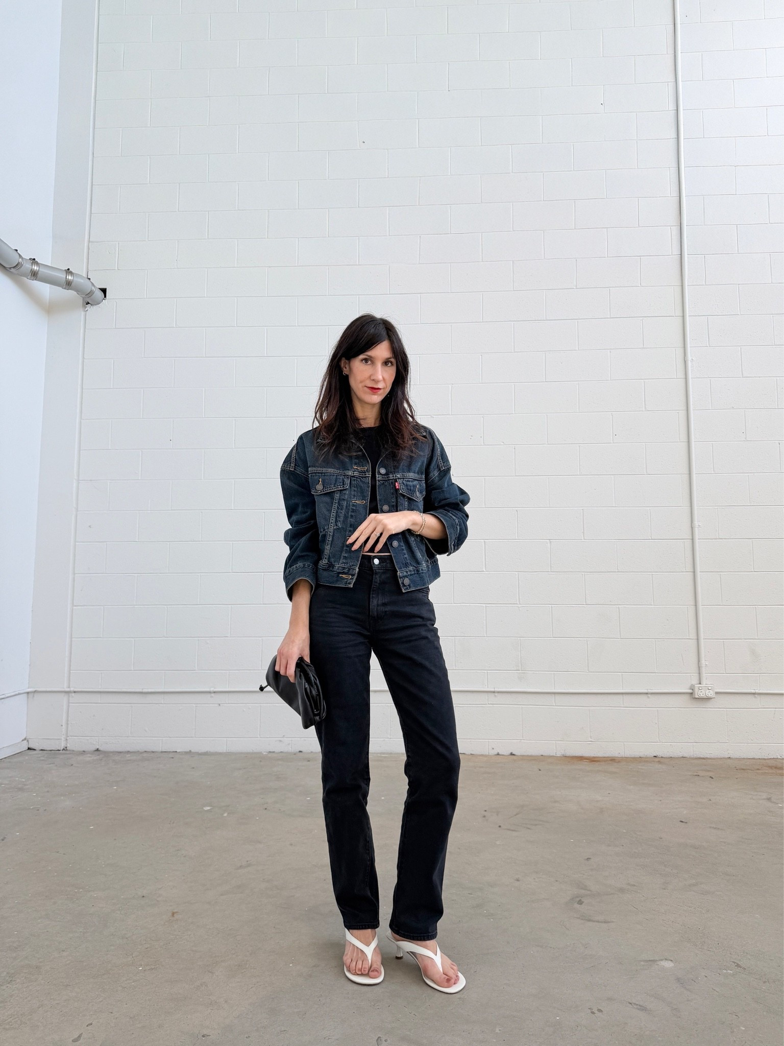 But you can easily dress it up with a few little tweaks (I’ve added a chic denim trucker, heeled sandals, pouch bag + a red lip)

Full @levis look 😮‍💨

Wearing tee in size S, jeans in size 26/30 and jacket in size S

#LTKaustralia #LTKjeans #LTKdatenight