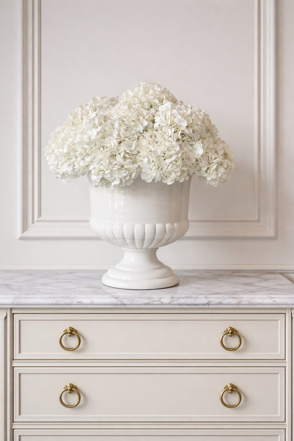 Large footed vase on sale ✨🤍