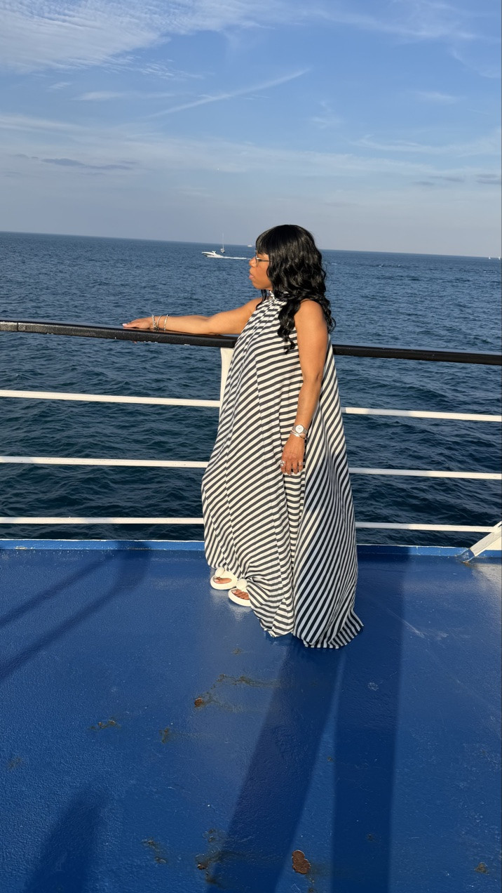 if u didn’t capture the moment did it happen

Dress @hm
Sunnies @12pmstudios 
Shoes @loewe 

#shopltk #shopmy #styleover40 #chicago #lakemichigan