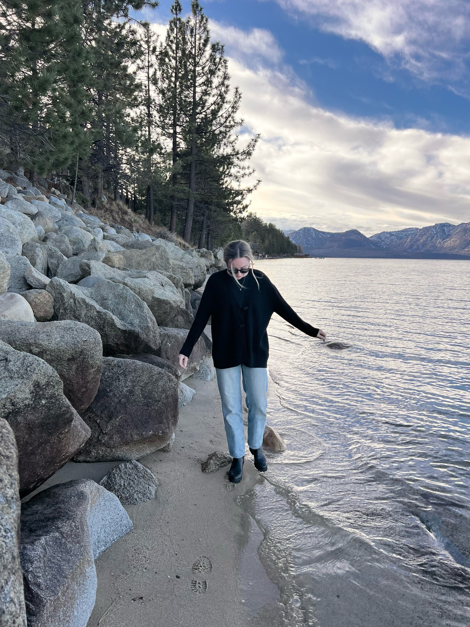 Lakeside. 🖤

#LTKtravel #LTKSeasonal #LTKstyletip