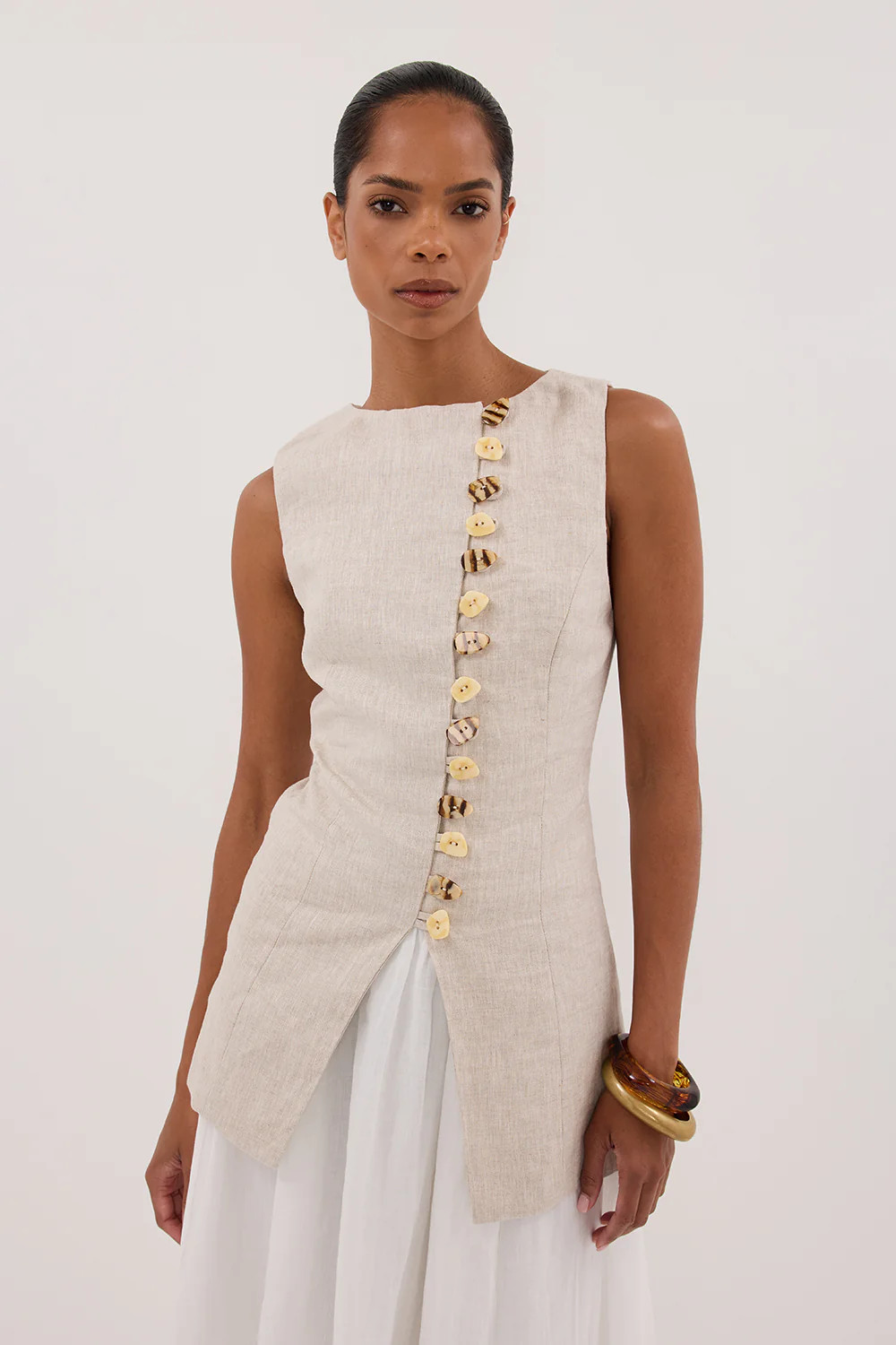 BAYLEE NATURAL SLEEVELESS LINEN TOP | DISSH