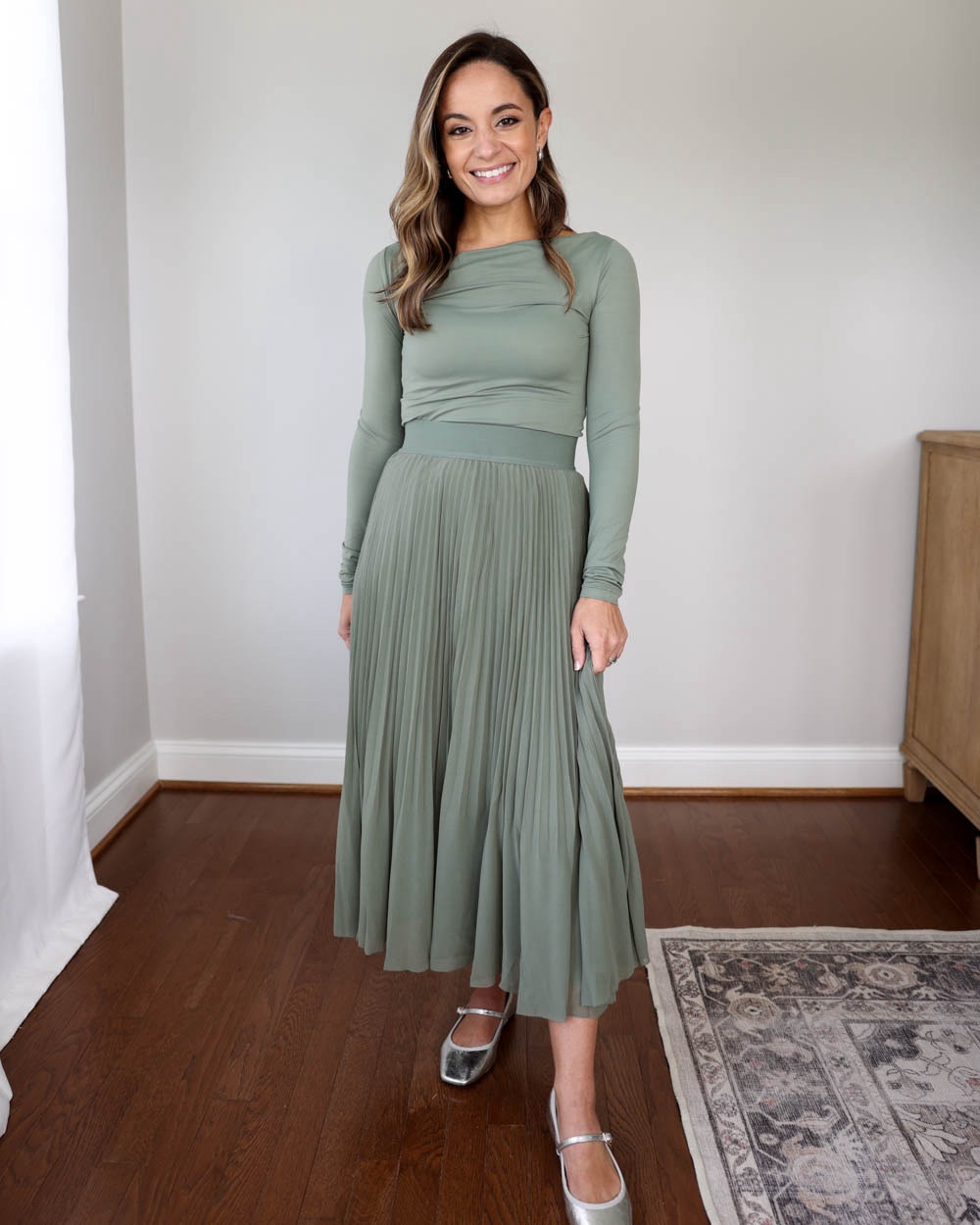 Three pleated skirts for Fall!

Outfit 1:
Sage skirt (Aritzia): xs - smoky sage 
Sage top (Aritzia): xs size up 
Shoes: tts 

Outfit 2:
Wilfred Navy Marie Sweater (Aritzia): XS 
Wilfred Twirl Skirt (Aritzia): XS
Shoes: tts

Outfit 3:
Salmon skirt (Amazon): small (the salmon skirt is called “brown”) 
Denim Vest (Abercrombie): xxs 
Shoes: tts 

My measurements for reference: 4’10” 105lbs bust, waist, hips 32”, 24”, 35” size 5 shoe. 25” inseam measurement to my ankle bone.

#LTKFindsUnder100 #LTKStyleTip #LTKSeasonal