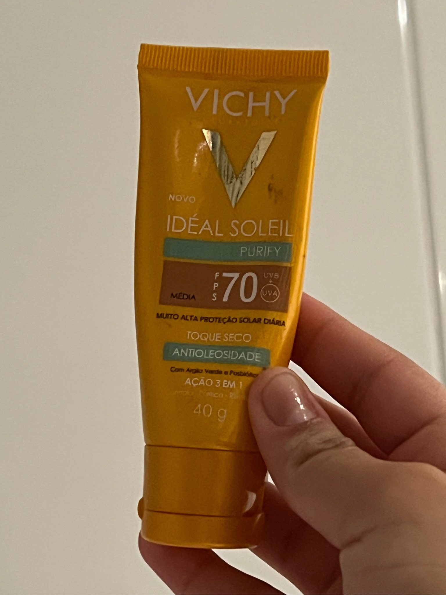Protetor solar facial para peles oleosas. Além de alta proteção solar, Vichy Idéal Soleil Purify FPS 70 purifica a pele e controla a oleosidade.

Vichy Idéal Soleil Purify FPS 70 protege contra os raios UVA e UVB com textura leve de toque seco e agradável com sensação de pele fresca.

Possui tecnologia antioleosidade 3 em 1 que controla a oleosidade da pele ao longo do dia, purifica com ação antipoluição e revitaliza, preservando a barreira da pele contra fatores agravantes da oleosidade.


#LTKbeauty #LTKbrasil