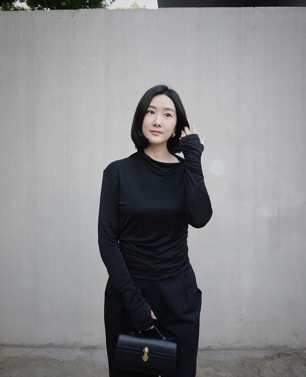 딱 내가 좋아하는 스타일의 탑🖤 #광고 @lilysilk 
이런 스타일을 좋아해서 비슷한 탑을 많이 소장하고 있는데
이 탑이 진심으로 1등이에요!

로션처럼 시원하게 피부에 착 감기는 #실크저지 원단에 
날씬해보이는 핏까지 가장 고급스럽고 만족스럽더라고요.

더운 날씨엔 오히려 얇은 긴팔이 더 시원하고 
피부도 보호되는 거 아시죠? 
땀도 빠르게 마르고 기계 세탁도 가능해서 관리도 쉬워요.

세련된 스타일의 시원한 여름 탑 필요하신 분들
할인가에 꼭 소장하세요! 컬러는 브라운도 있어요🤎

️✔️한정기간 20% 할인 #릴리실크할인코드 🖤 vividc20
Slim Fitted Silk Jersey Long Sleeve Top
🔗https://lilysilk.to/mYBQMvd
.
.
.
.
.
#릴리실크 #lilysilk #silkjersey #올블랙 #올블랙코디
#musthaveitem #머스트해브 #오오티디 #ootd #데일리룩 #koreanstyle #kfashionstyle #여름코디 #여름패션 #스타일링 #30대패션 #40대패션 #위시리스트 #핫딜 #스타일 #패션인스타 #패션인플루언서 #패션블로거 #사베트 #사베트시메트리포쉐트백 #savette #savettenewyork

#LTKasia #LTKkorea #LTKstyletip