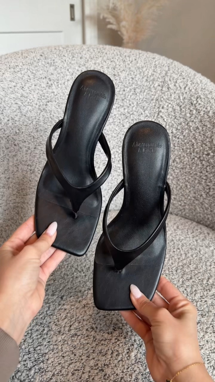 A little unboxing moment ✨

These wedge sandals from @abercrombie  are exactly what my spring wardrobe needed! Easy, elevated, and go with literally everything. Sharing all the details on my LTK 🖤

#abercrombiehaul #abercrombiestyle #wedgesandals #springshoes #everydaystyle 
