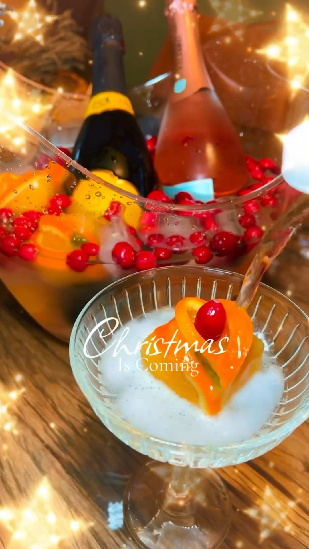 Festive season loading 🎄😍 Make these simple orange ice-cube roses and wow your guests! 🧡❄️

#hosting #christmashosting #drinks #icecube #impressyourguests