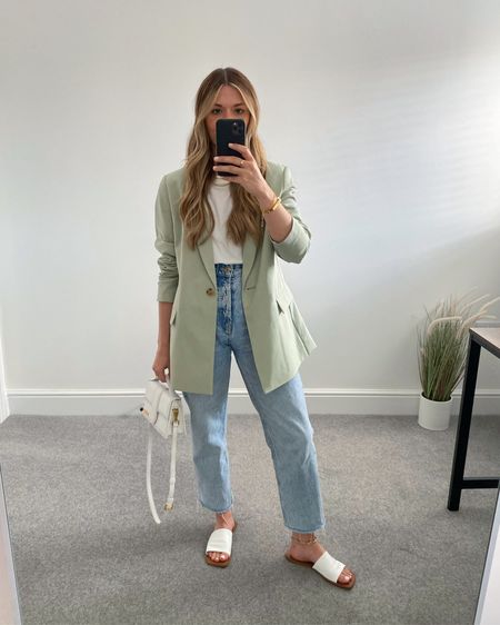 My favourite outfit combo in a spring colour palette 🌱

Sage green blazer (I sized up to a large), white T-shirt, straight leg cropped jeans (old Zara), white sandals (old Zara) and white jacquemus bag. 



#LTKeurope #LTKstyletip #LTKSeasonal