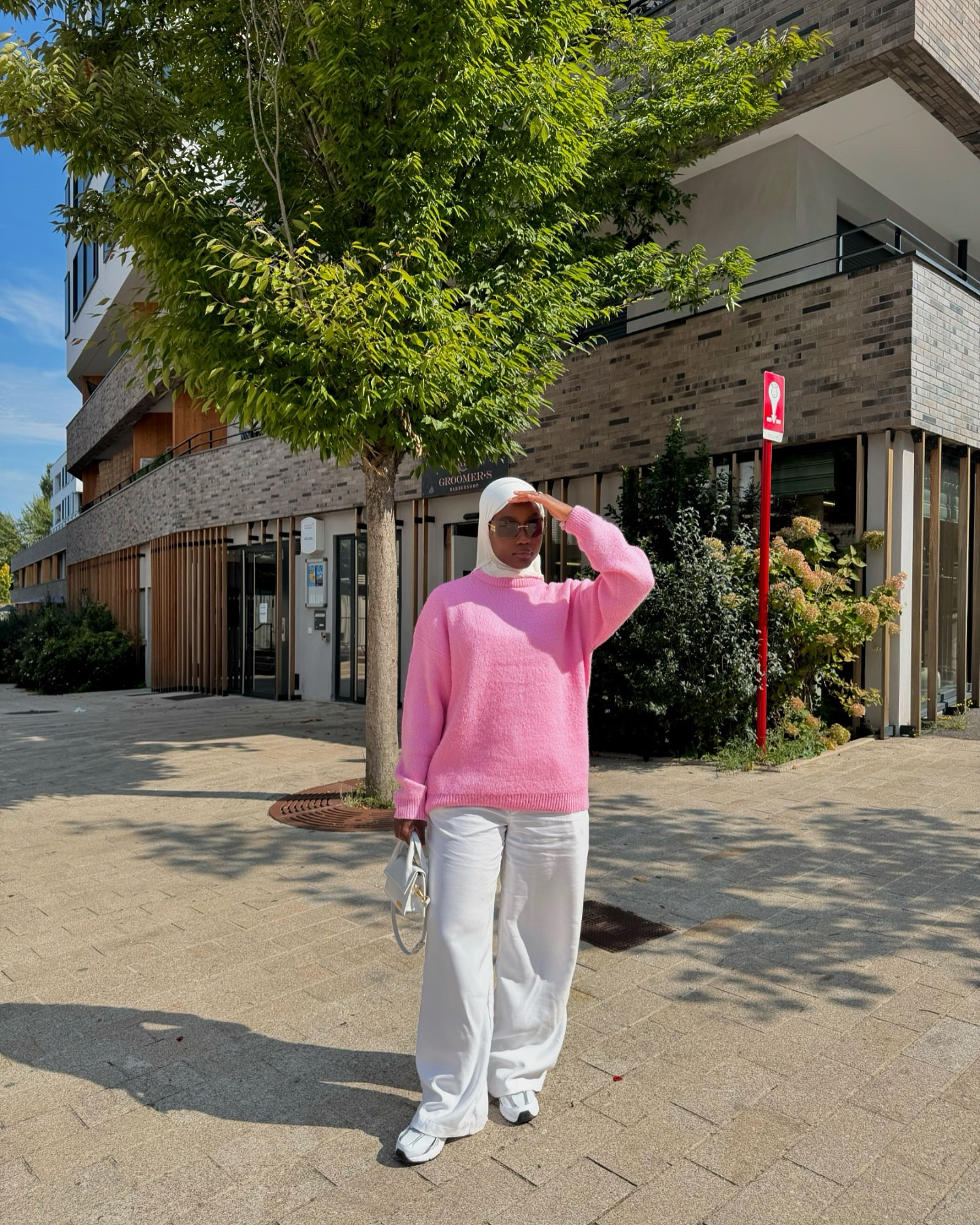 A votre avis je sentais quel genre de parfum ajd? 😬🌸

outfit
@asos top
@newbalance running
@jacquemus sac
@merrachi foulard
@miumiu sunglass
(liens dispo sur ma page LTK • dans ma bio)

#modestoutfit #hijabistyle