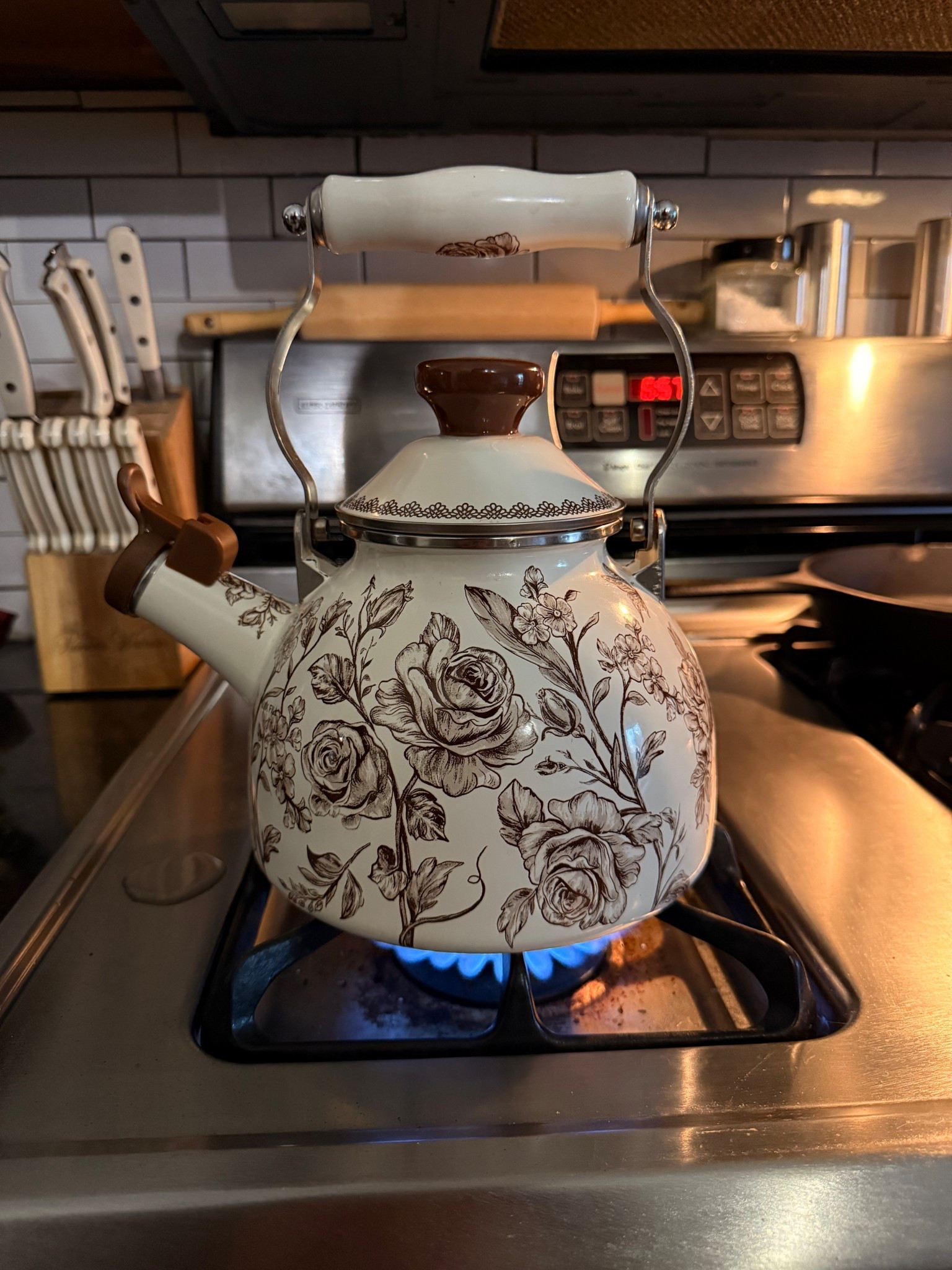 You would NEVER guess this floral kettle is from Walmart 🤎☕️
Vintage charm without the vintage price tag.

#LTKhome #WalmartFinds #WalmartHome #AffordableHome #CozyKitchen #VintageInspired #NeutralDecor #KitchenStyle #BudgetFriendlyDecor #HomeDetails

#LTKdayinmylife #LTKmorningroutine #LTKHome