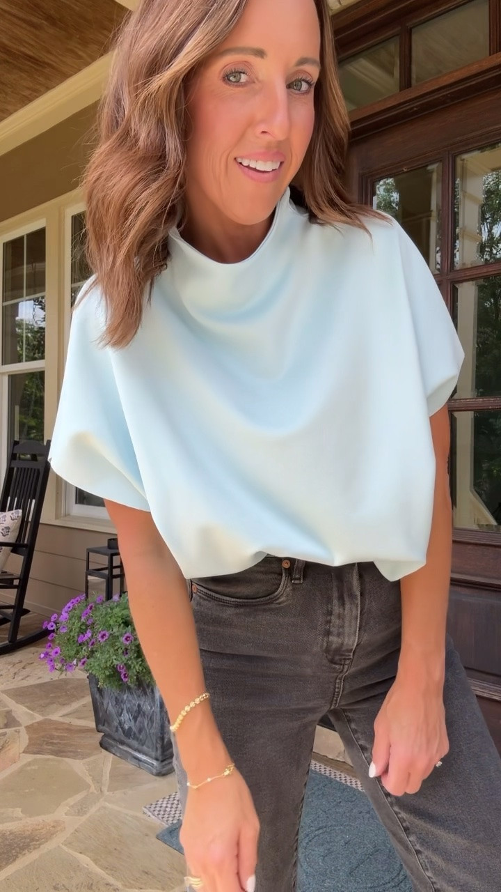 Mock neck, funnel neck. Drapey cap sleeve top. Summer to Fall style. 
Top XS. Jeans TTS, 25

#LTKootd #LTKSeasonal #LTKOver40