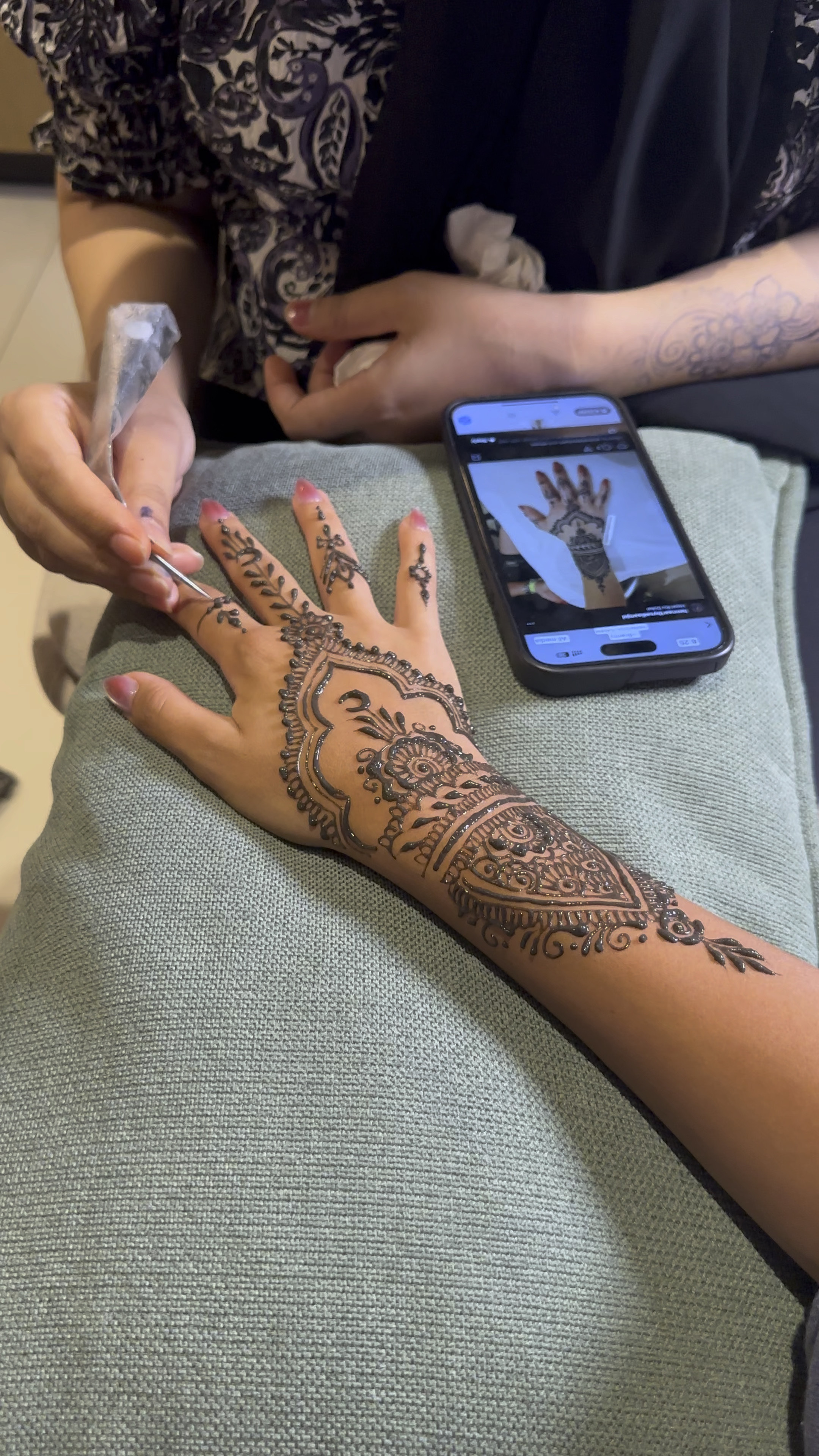 Got henna done in Dubai and I’ve been obsessed ever since 😍 lasts about 10-15 days