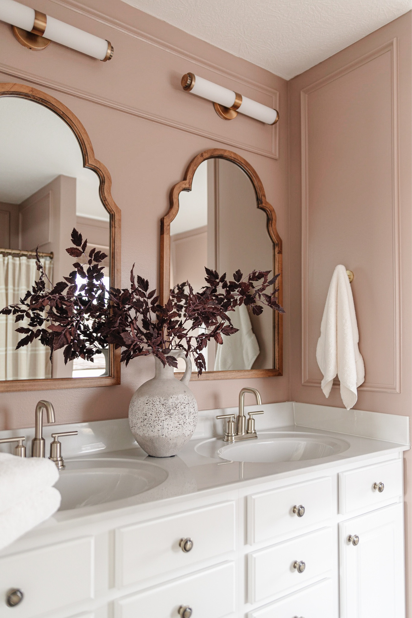 Arched mirror, bathroom mirror, brass vanity light, brass sconce, fluffy towels, nickel faucet, bathroom faucet

#LTKhome #LTKFind #LTKSeasonal