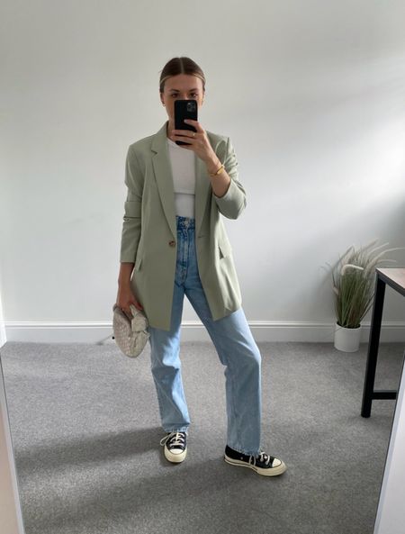 Spring outfit 🫶🏼

I wear size large in this blazer (it’s very fitted) and I wear L30 in these straight leg jeans (I’m 5ft4). 



#LTKeurope #LTKstyletip #LTKSeasonal